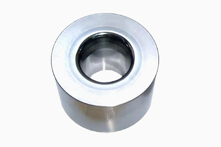 Moldes para latas de metal com inserções de carboneto de tungsténio para uma elevada precisão