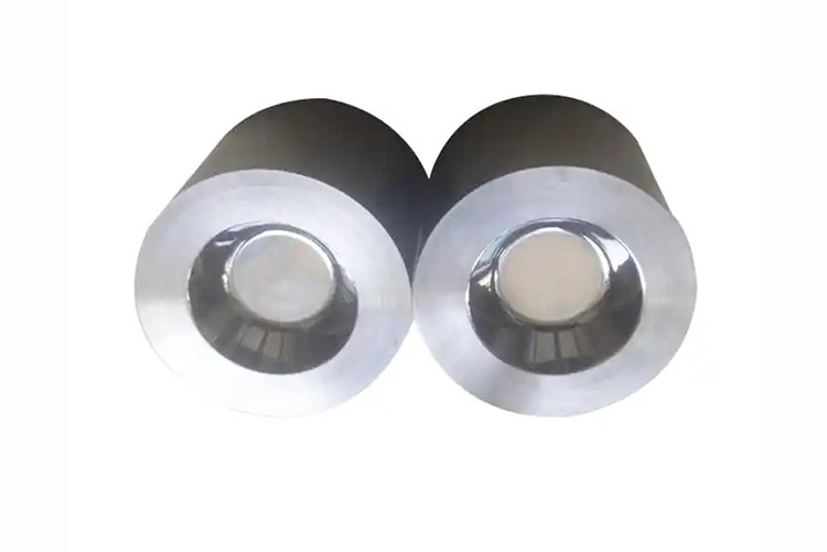 Moldes reforçados com carboneto de tungsténio para a produção de latas de metal